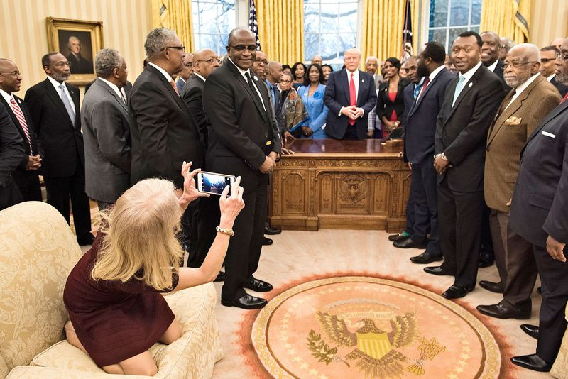 La consejera del presidente Kellyanne Conway toma una foto mientras el presidente de los Estados Unidos, Donald Trump, y los líderes de universidades y colegios históricamente negros hablan antes de una foto grupal en la Oficina Oval