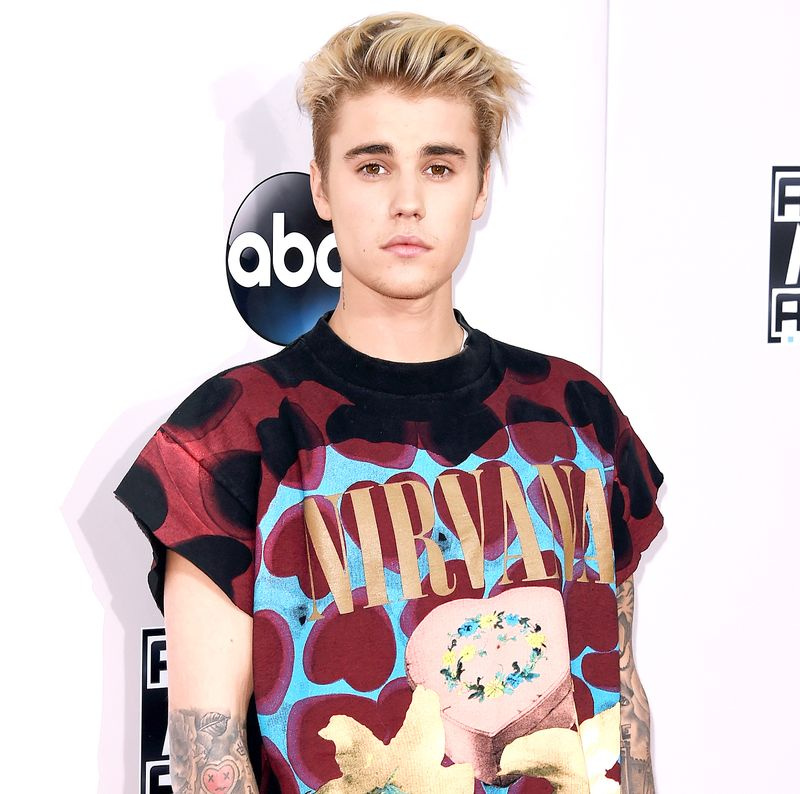 Justin Bieber assiste aux American Music Awards 2015 au Microsoft Theatre le 22 novembre 2015 à Los Angeles, Californie.