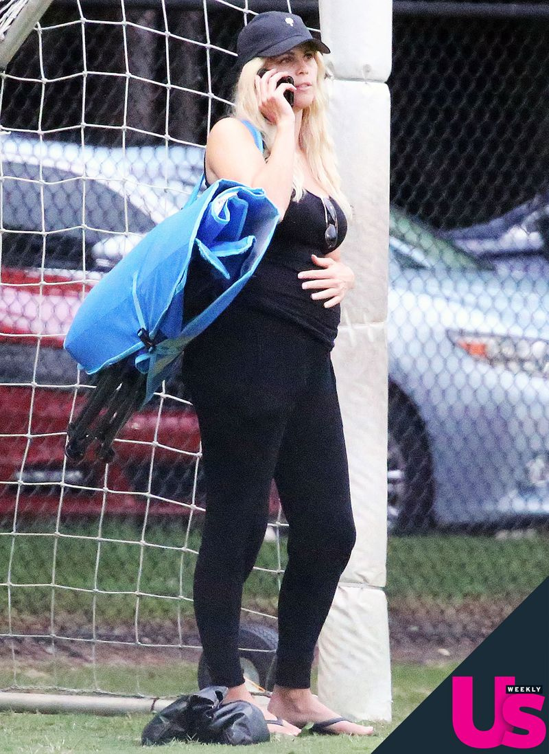 Elin Nordegren berührt ihren Babybauch, nachdem sie mit dem ehemaligen Fußballprofi Jordan Cameron ein Baby bekommen hat