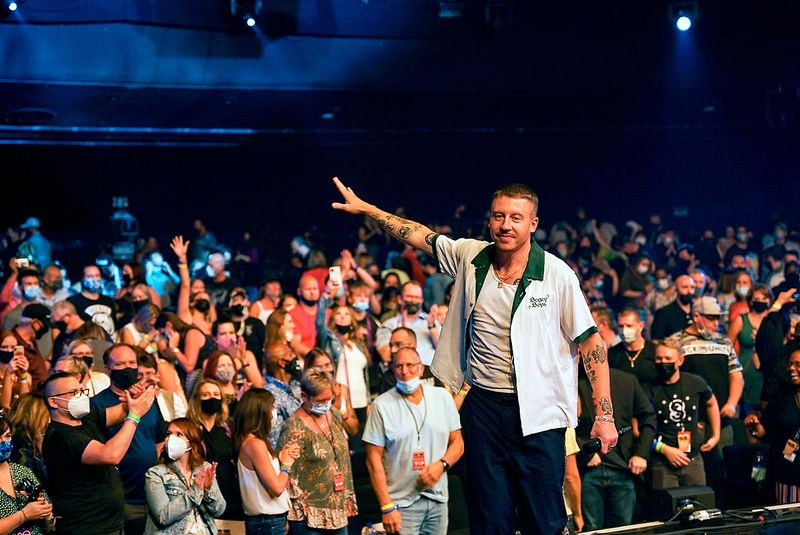 Macklemore åbner op om sin afhængighed efter tilbagefald under pandemien Hvis det ikke var for bedring, ville jeg ikke være her