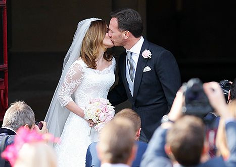 ジェリハリウェルクリスチャンホーナーの結婚式のキス