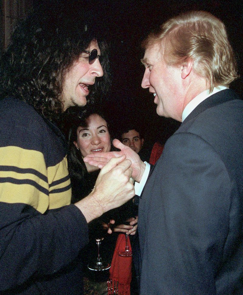 Howard Stern (vľavo) hovorí s Donaldom Trumpom na večierku, ktorý usporiadal New York Post, v stredu 9. februára 2000 v New Yorku.