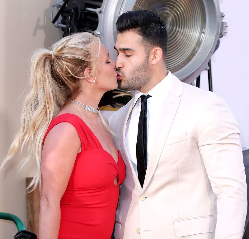 ブリトニー・スピアーズは、家族のドラマのキスの中で車の中でBFサム・アスガリと孤独に彼女の歌をベルトで締めます