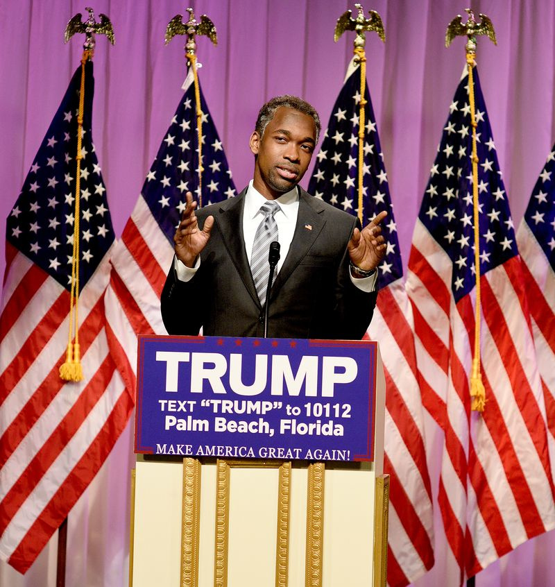Jay Pharoah como el doctor Ben Carson durante la