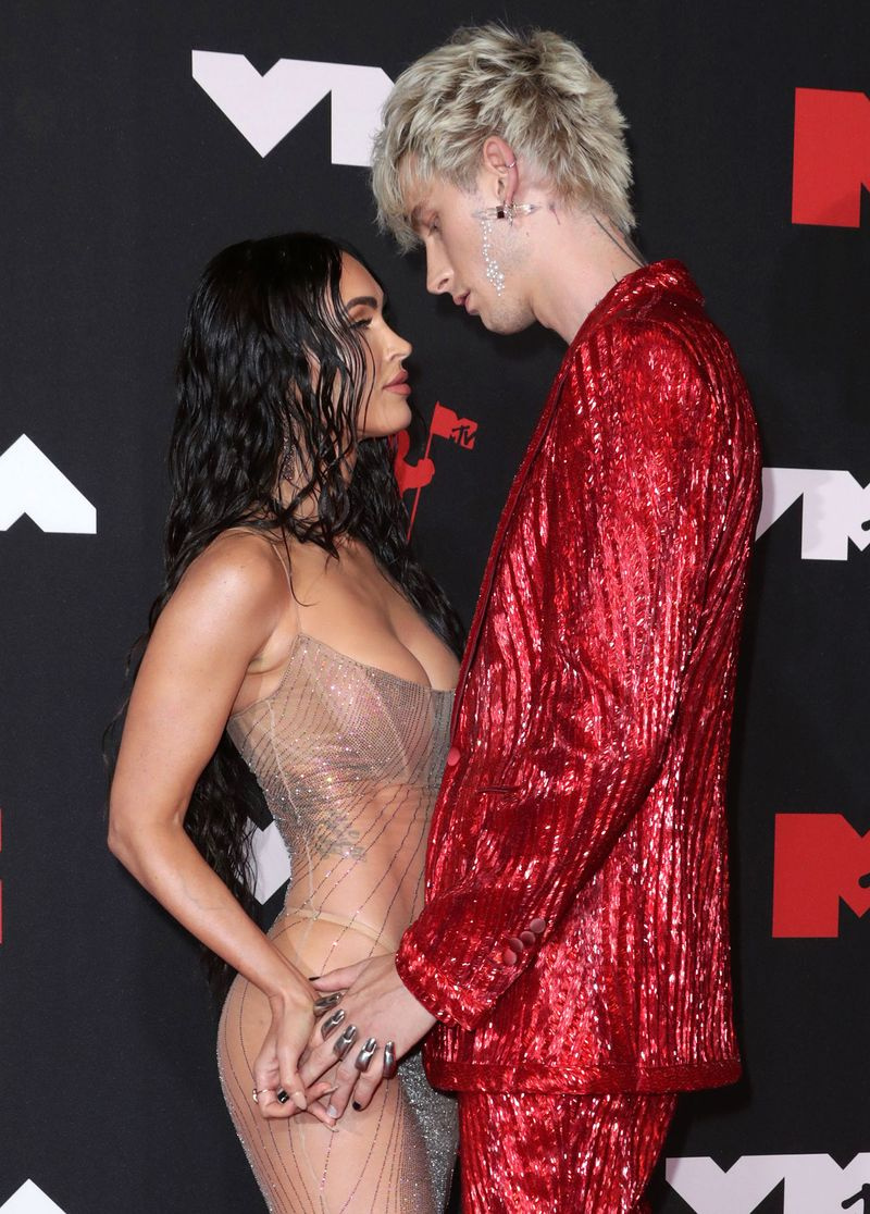 Machine Gun Kelly se apuñaló accidentalmente para impresionar a Megan Fox 2