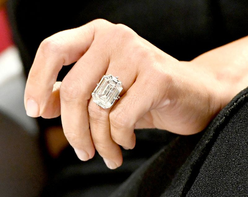 Kim Kardashian-West, detalle de la banda del anillo de bodas, asiste a The Girls