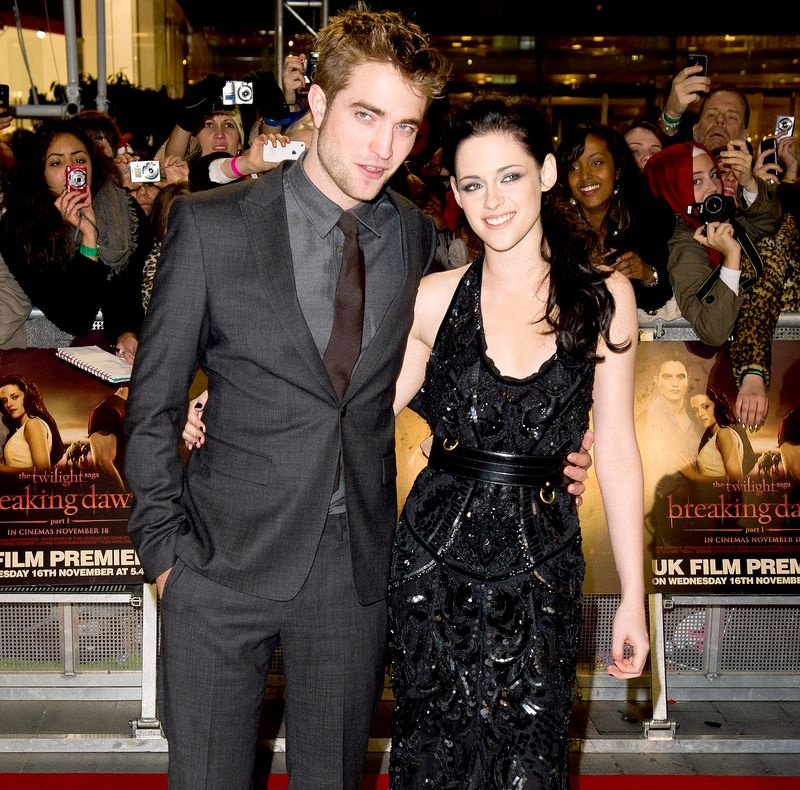 Roberts Patinsons un Kristena Stjuarte apmeklē filmas The Twilight Saga: Breaking Dawn Part 1 pirmizrādi Lielbritānijā 2011. gada 16. novembrī Westfield Stratford City, Londonā, Anglijā.