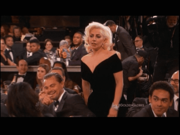 Leonardo DiCaprio giver Lady Gaga sideblik ved Golden Globes 2016