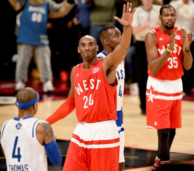 NBA spēlētājs Kobe Braients apmeklē 2016. gada NBA Visu zvaigžņu spēli.