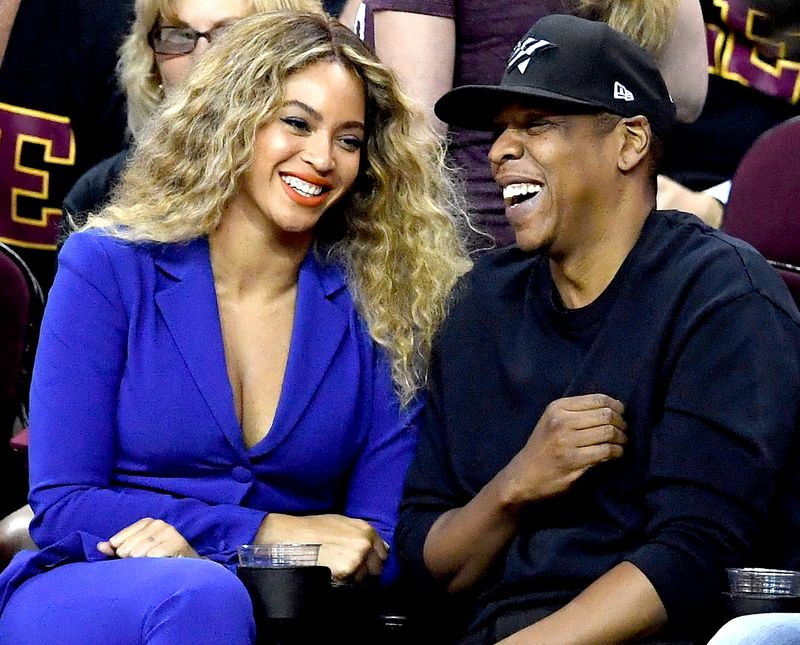 Beyonce et Jay Z assistent au match 6 de la finale NBA 2016 entre les Cleveland Cavaliers et les Golden State Warriors au Quicken Loans Arena le 16 juin 2016 à Cleveland, Ohio.