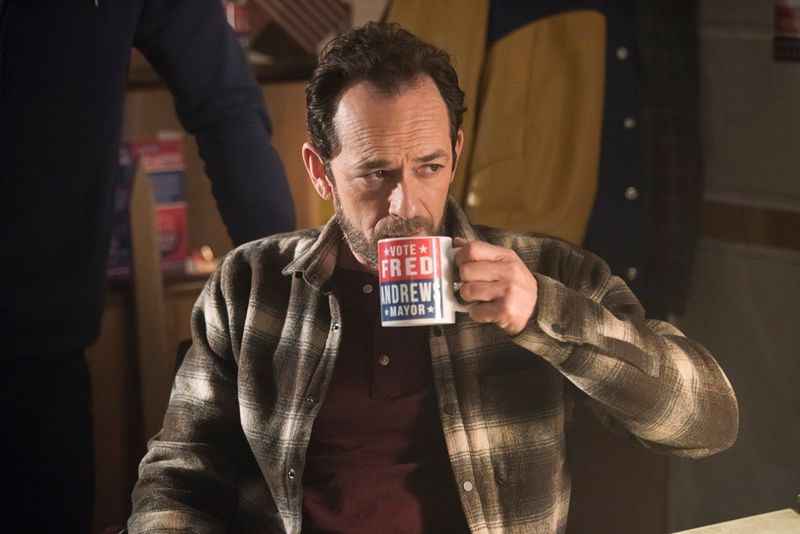Cómo los programas de televisión manejaron las muertes de estrellas Luke Perry
