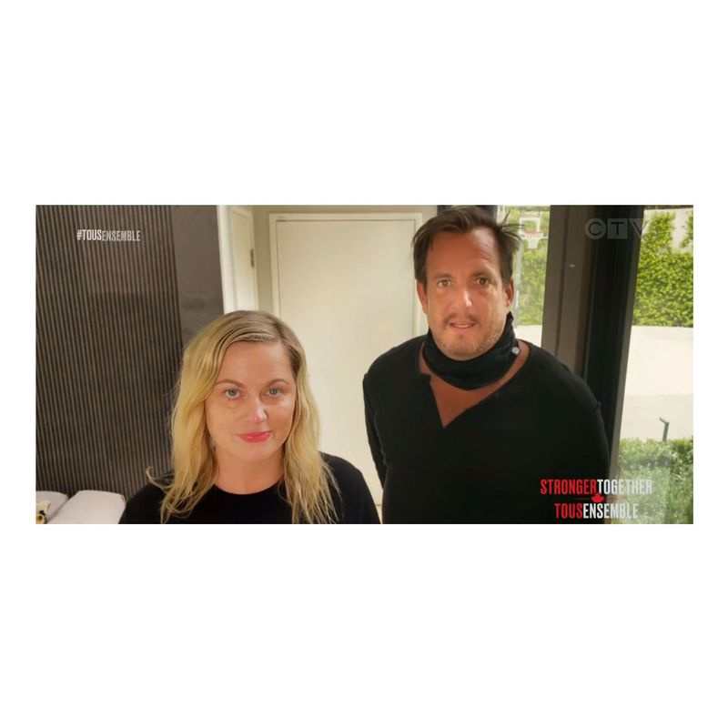 Amy Poehler sa stretla s bývalým Willom Arnettom, aby získala pomoc v súvislosti s koronavírusom
