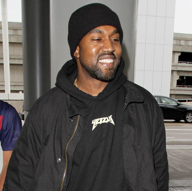 Kanye West se ve en LAX el 17 de febrero de 2016 en Los Ángeles, California.