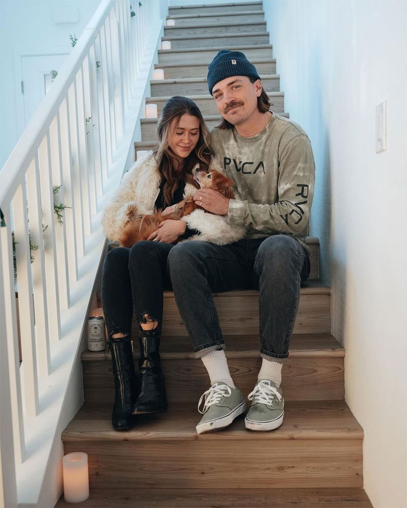CaelynnMiller-KeyesとBFDean Unglertは、犬のパピーの死後、新しいレスキューパピーを歓迎します