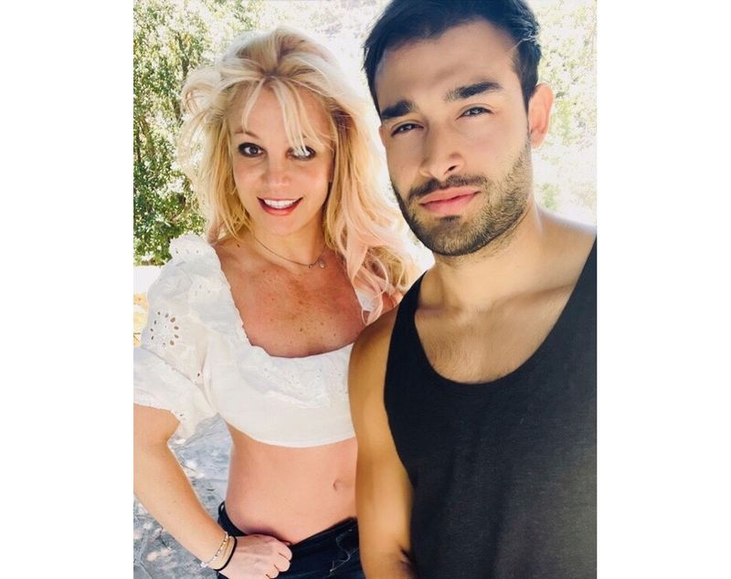 Sam Asghari aplaude de volta