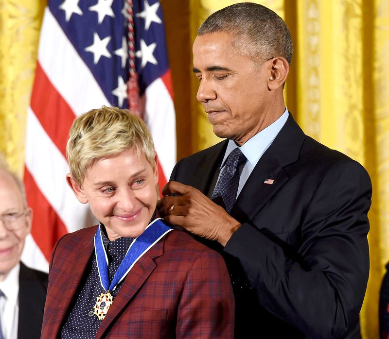 El presidente Barack Obama presenta a la actriz y comediante Ellen DeGeneres con la Medalla Presidencial de la Libertad, la nación