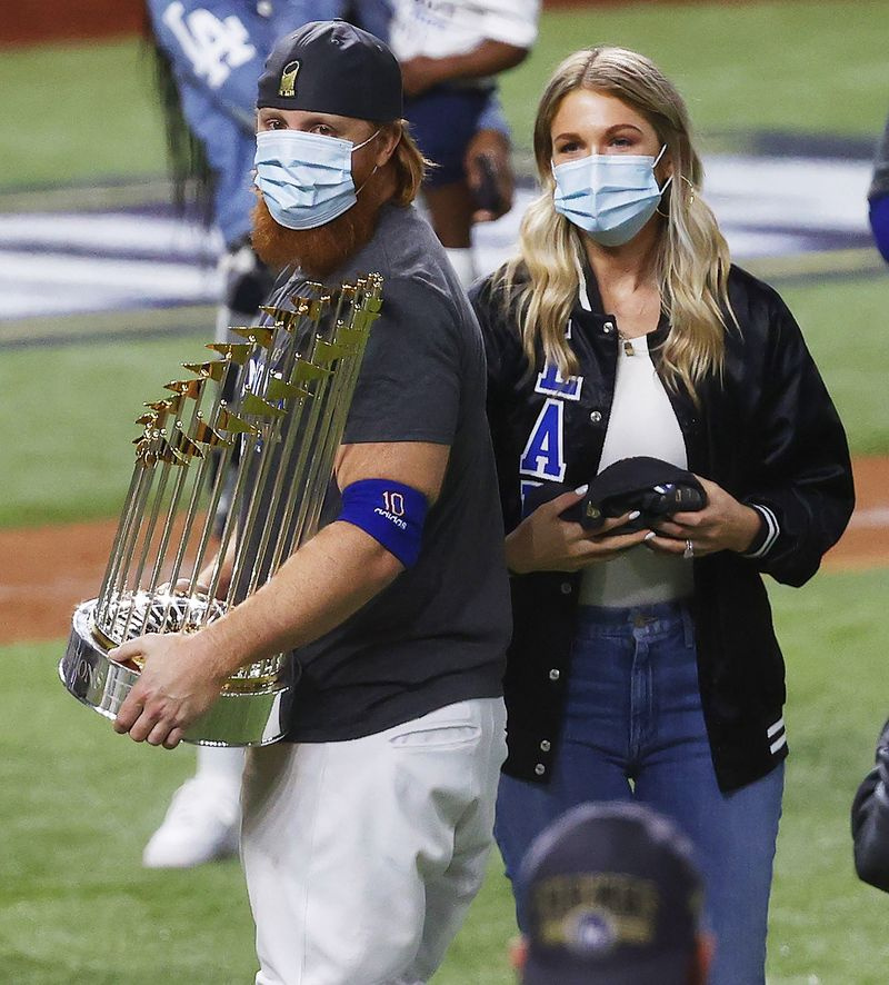 Dodgers Justin Turner schlug zu, um den Sieg der World Series 2020 zu feiern, nachdem er in der Mitte des Spiels 1 positiv auf Coronavirus getestet worden war