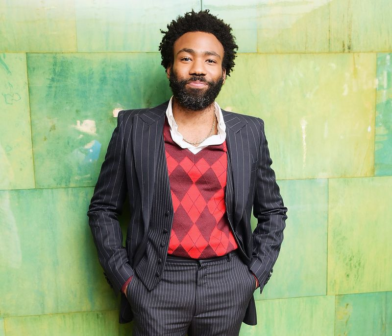 Donald Glover viste a Teddy Perkins en los Emmy 2018
