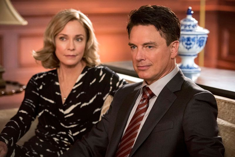 Susanna Thompson como Moira Queen y John Barrowman como Malcolm Merlyn Arrow Resumen Arrowverse