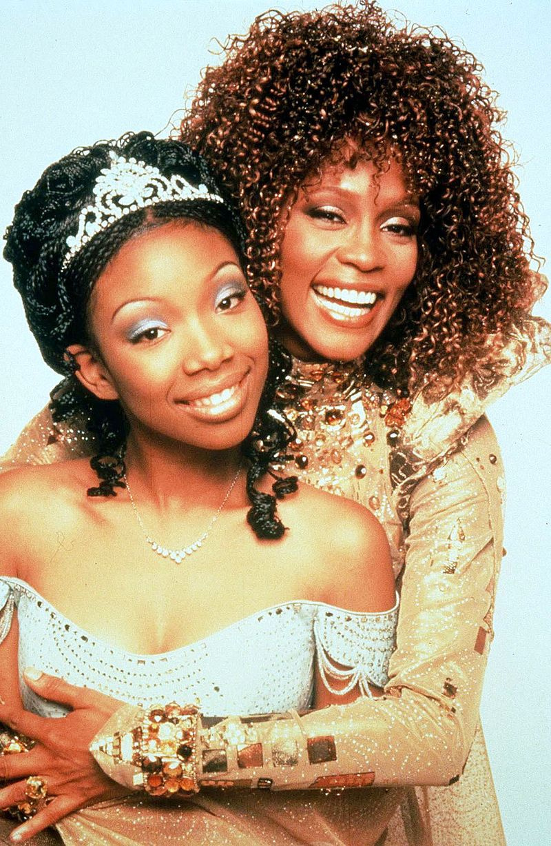 Brandy erinnert sich an die Zusammenarbeit mit Whitney Houston an „Cinderella“.