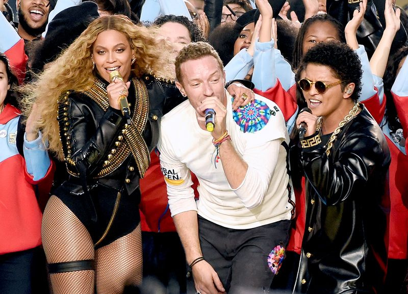Bejonse, Kriss Mārtins un Bruno Marss uzstājas Super Bowl 50 laikā.