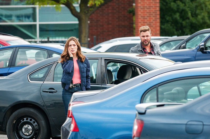 Marina-Squerciati-als-Offizier-Kim-Burgess,-Patrick-John-Flueger-als-Offizier-Adam-Ruzek