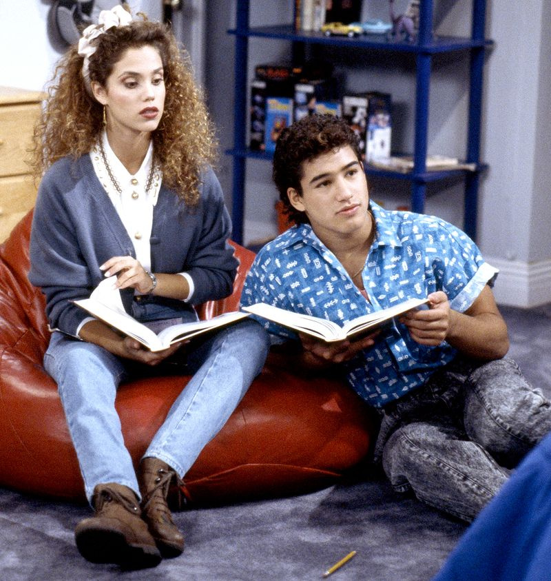 Mark-Paul Gosselaar als Zack Morris und Tiffani Thiessen als Kelly Kapowski in Saved by the Bell.