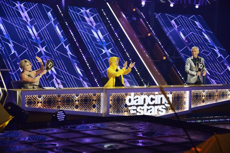 Maks Chmerkovskiy Val Chmerkovskiy Si serían anfitriones de estrellas del baile
