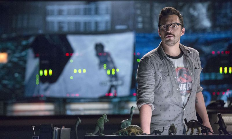 Jake Johnson no está en Jurassic Park Dominion Jurassic World