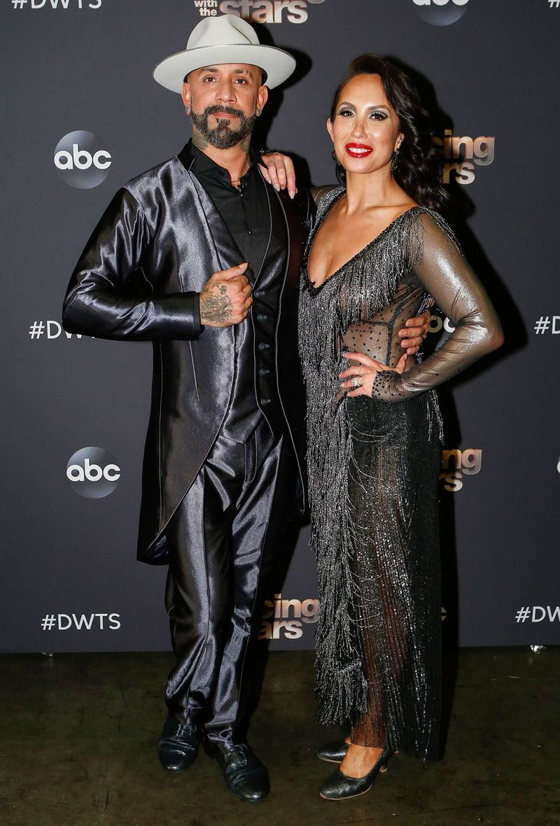 Cheryl Burke caminando por la cuerda floja en este momento Mantener la sobriedad Aj McLean