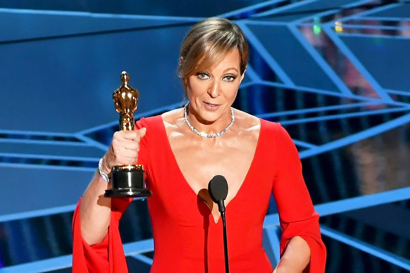 アリソン・ジャニーが助演女優賞を受賞