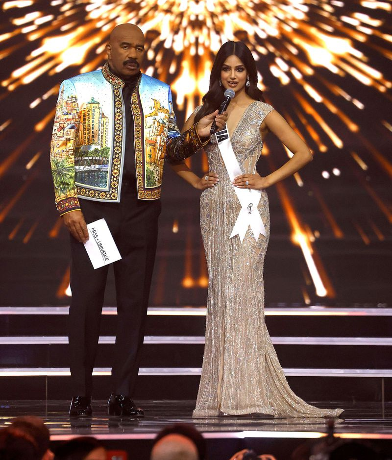 Steve Harvey vuelve a equivocarse en la competencia Miss Universo 2021 Harnaaz Sandhu