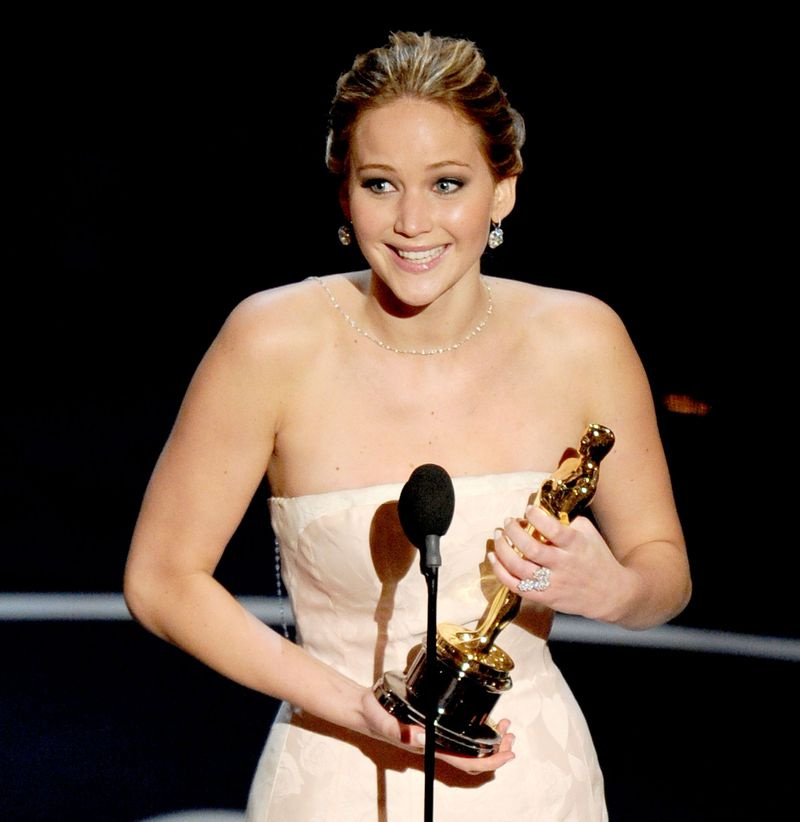 最優秀女優賞を受賞したジェニファー・ローレンスは、2013年2月24日にカリフォルニア州ハリウッドで開催される第85回アカデミーアワードのステージで観客に挨拶します。