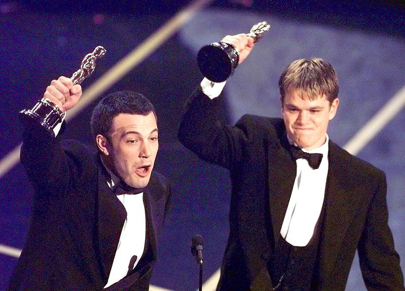 ベン・アフレック(L)とマット・デイモンは、3月23日にシュラインオーディトリアムで開催された第70回アカデミー賞で、オリジナルの脚本部門で優勝した後、オスカーを掲げています。二人は元の脚本で勝ちました