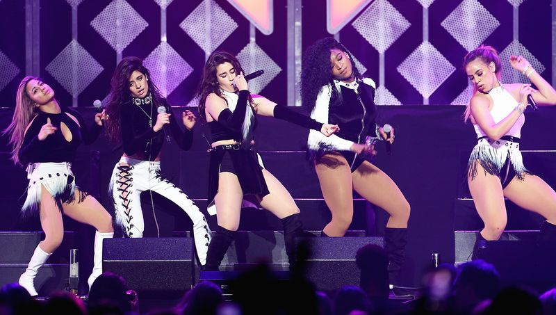 Ally Brooke, Camila Cabello, Lauren Jauregui, Normani Kordei y Dinah Jane Hansen de Fifth Harmony se presentan en el escenario de Hot 99.5