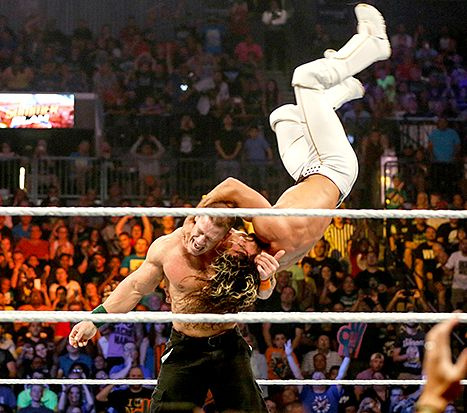 Seth Rollins oslavuje víťazstvo