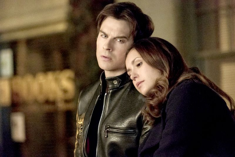 Ņina Dobreva un Ians Somerhalders filmā Vampīra dienasgrāmatas