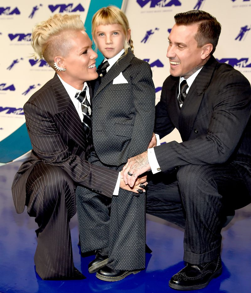 Pink, Willow Sage Hart a Carey Hart sa 27. augusta 2017 zúčastňujú odovzdávania cien MTV Video Music Awards 2017 v The Forum v Inglewoode v Kalifornii.