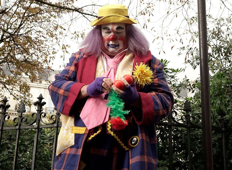 Eric Stonestreet revela la dulce historia detrás del moderno payaso familiar Fizbo