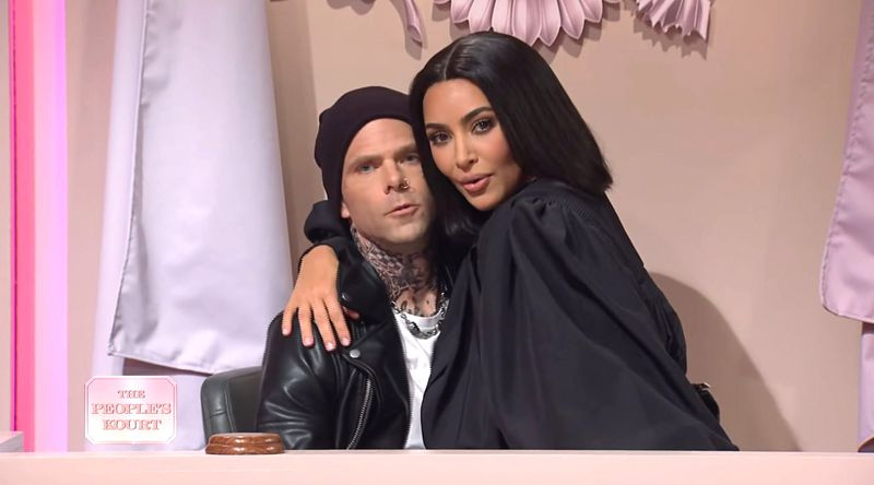 Kim Kardashian Trolls Schwester Kourtney, BF Travis Barker in