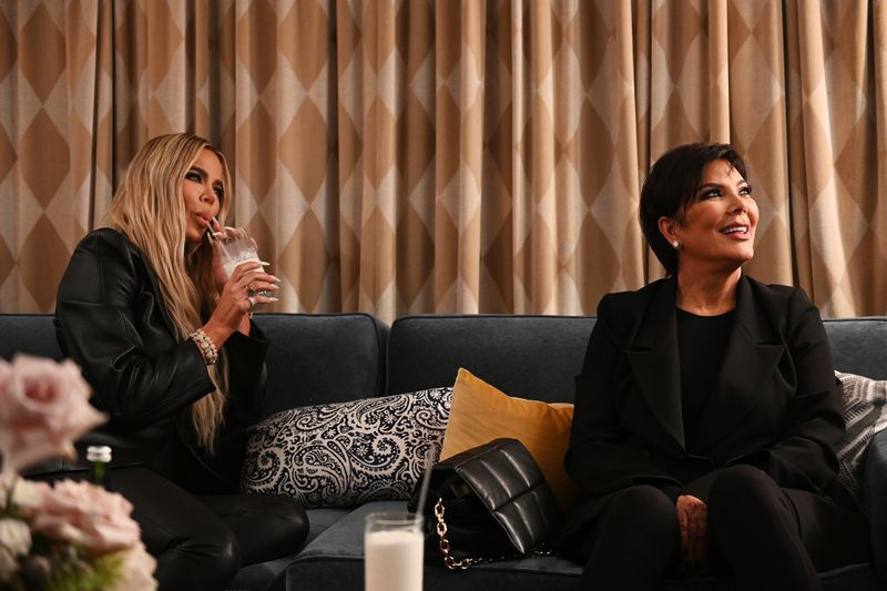 Kim Kardashian Trolls Schwester Kourtney, BF Travis Barker in