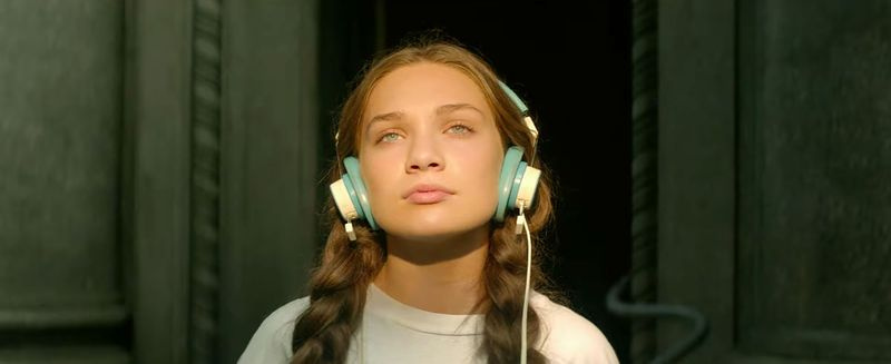 マディー・ジーグラーを自閉症の音楽でティーンとしてキャストした後、Siaは反発に反応する