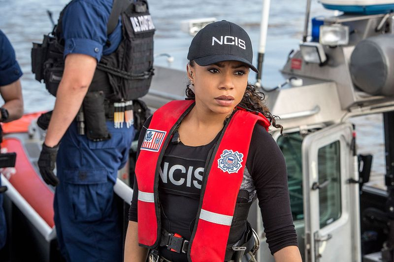Shalita Grant behauptet, sie sei völlig anders behandelt worden als NCIS-Costars aus New Orleans sagt, dass ihr Haar am Set beschädigt wurde