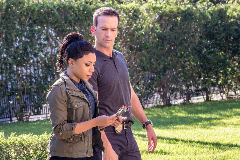 Shalita Grant behauptet, dass sie völlig anders behandelt wurde als NCIS-Costars aus New Orleans sagt, dass ihr Haar am Set beschädigt wurde