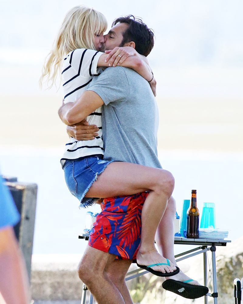 Anna Faris Eugenio Derbez overbord