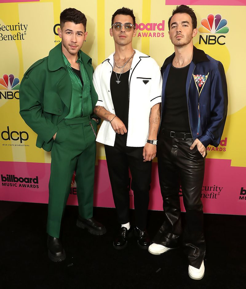 Tik forši, ka Jonas Brothers uzstājas 2021. gada Billboard mūzikas balvu pasniegšanas ceremonijā
