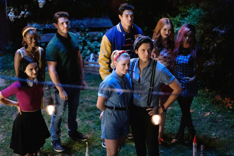 En memoria de Camila Mendes, Ashleigh Murray, Casey Cott, Charles Melton, Lili Reinhart, Cole Sprouse, Madelaine Petsch y Vanessa Morgan Resumen de Riverdale