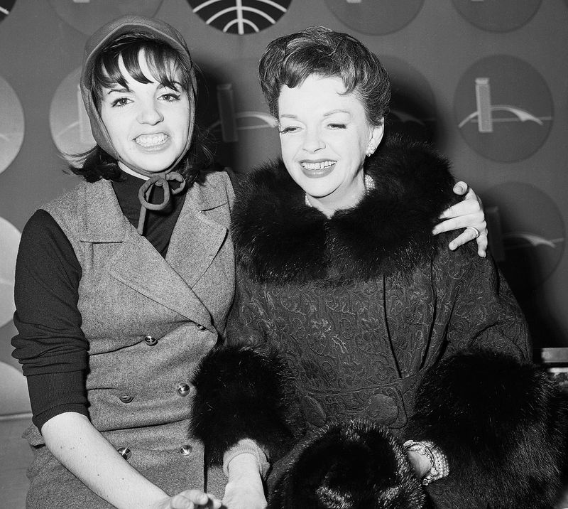 Schwarz-Weiß-Foto von Liza Minnelli und Judy Garland am Kennedy Airport im Jahr 1967