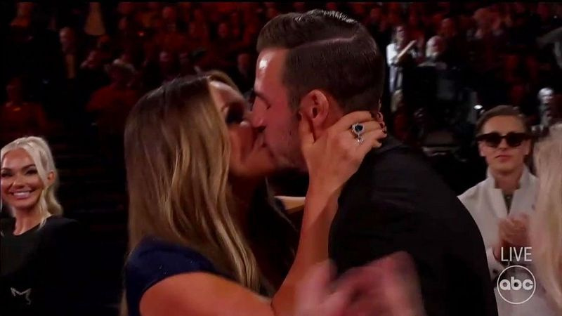 Su oficial Carly Pearce celebra la victoria de CMA con su novio Riley King