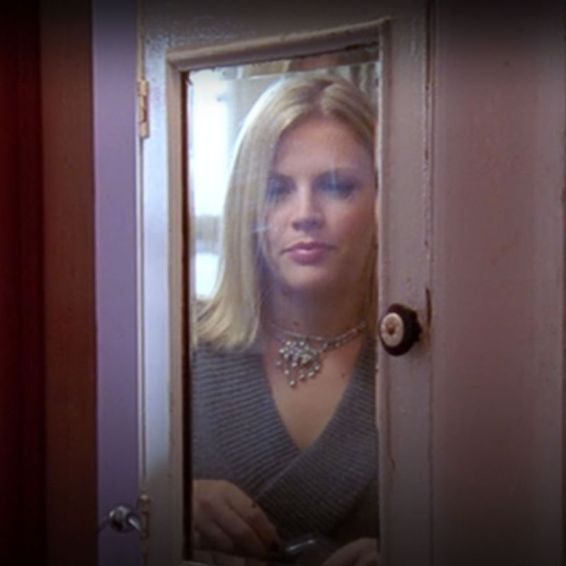 Rock Bottom BusyPhilippsはAudreyCrashing Car DawsonsCreekを反映しています